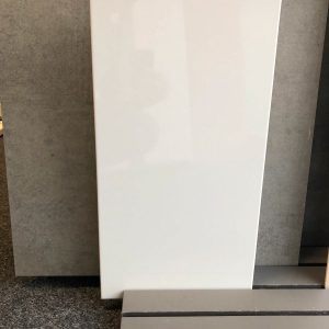 Wandfliese weiß matt oder glänzend 30x60 cm.